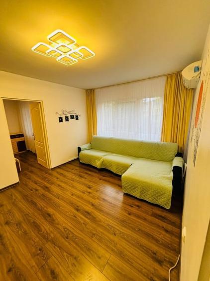 Apartament cu 3 camere semidecomandat în Podu Roș