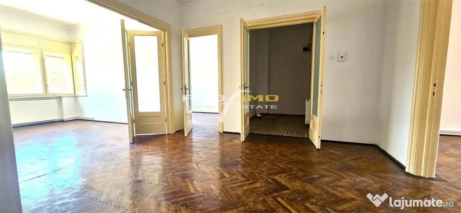 Apartament cu 6 camere decomandat în Central