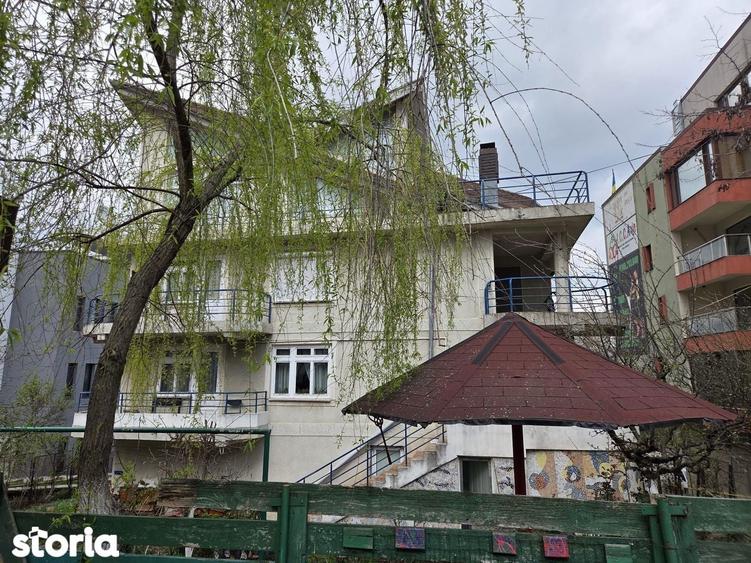 Casă cu 10 camere cu Teren 1293 Mp în Craiovei