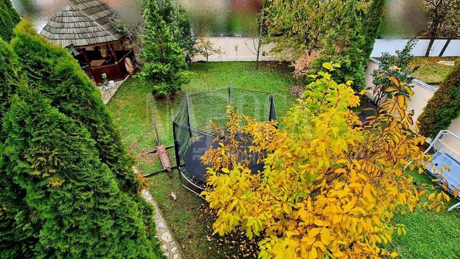 Casă individuală cu 9 camere cu Canalizare în Zorilor