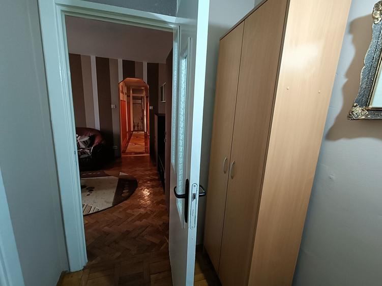 Apartament cu 4 camere decomandat în Dacia