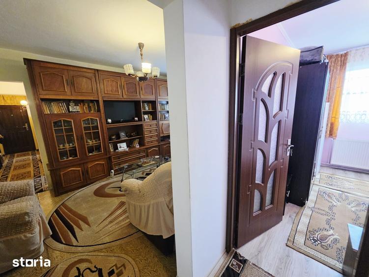 Apartament cu 3 camere semidecomandat, mobilat în Central