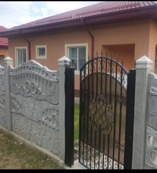 Casă cu 4 camere în Vernești