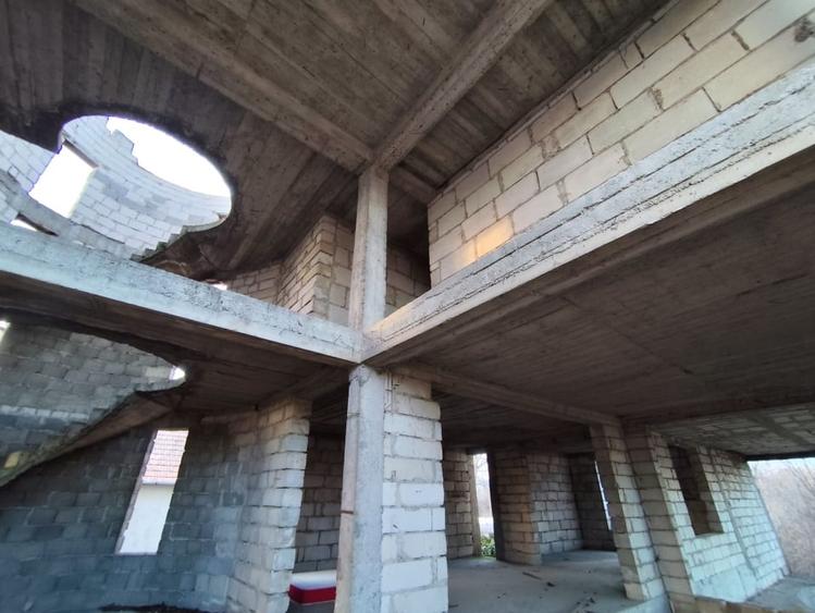 Casă individuală cu 11 camere cu Canalizare în Bărăbanț