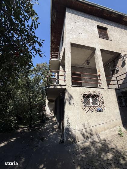 Casă cu 5 camere cu Teren 330 Mp în Central