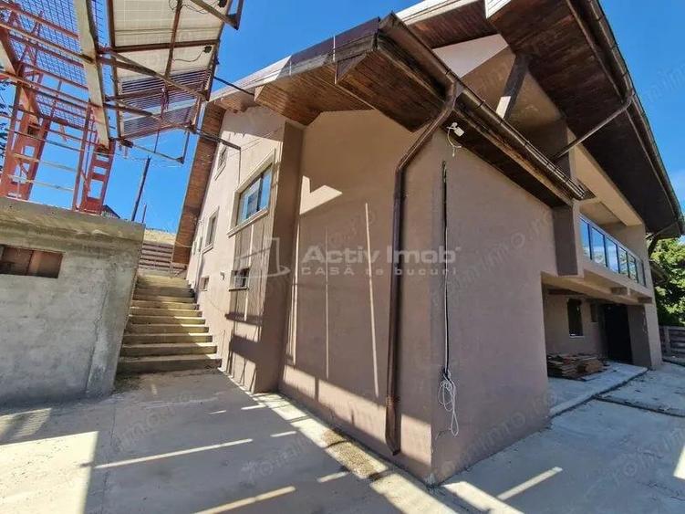 Casă cu 12 camere cu Teren 1000 Mp în Români