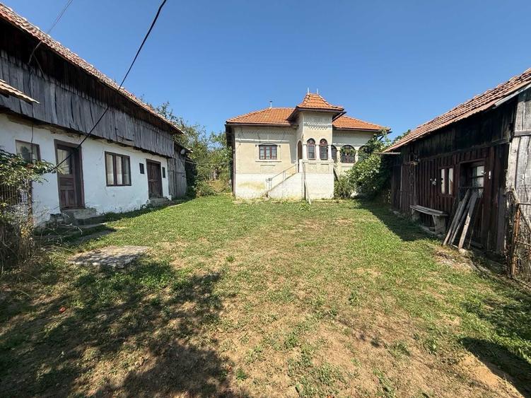 Casă cu 4 camere în Hârtiești