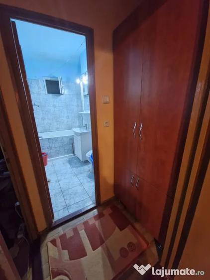 Apartament cu 2 camere semidecomandat, mobilat în Dâmbovița