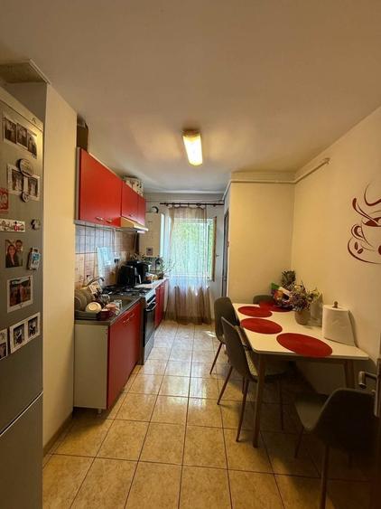 Apartament cu 3 camere decomandat în Florești