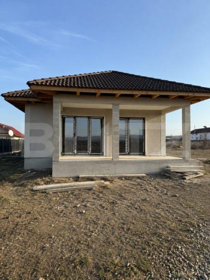 Casă cu 3 camere cu Teren 270 Mp în Petrești