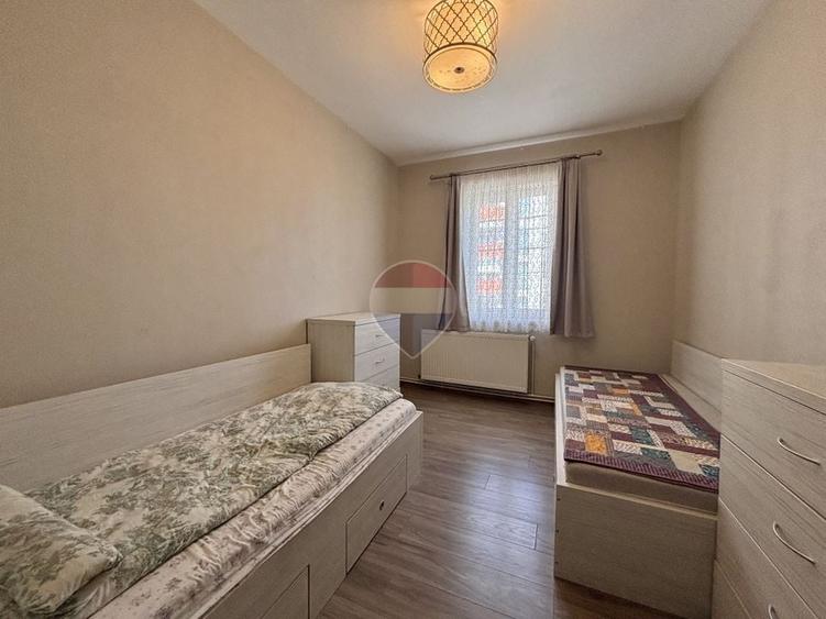 Casă individuală cu 9 camere cu Teren 373 Mp în Lazaret