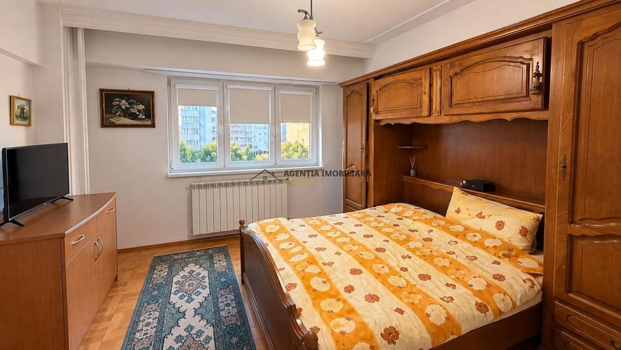 Apartament cu 4 camere decomandat în P-ța Victoriei