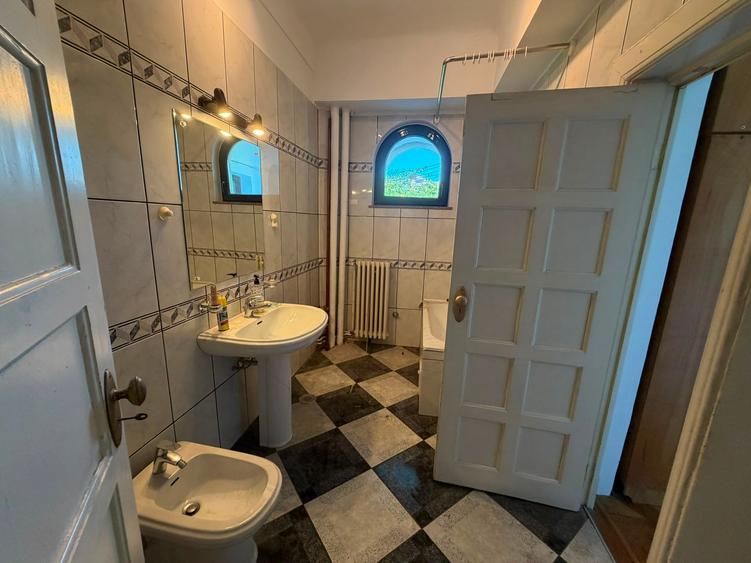 Apartament cu 4 camere semidecomandat în Universitate