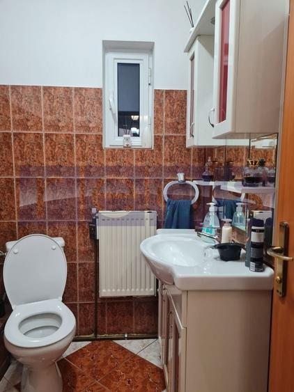 Casă individuală cu 7 camere cu Canalizare în Apărătorii Patriei