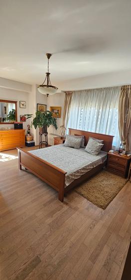 Apartament cu 4 camere decomandat în Barbu Văcărescu
