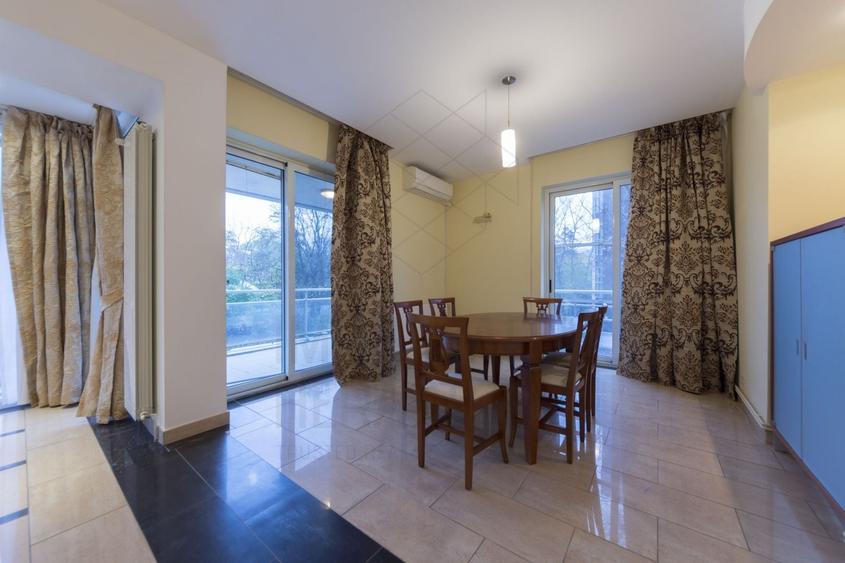 Apartament cu 4 camere semidecomandat, mobilat în Primăverii