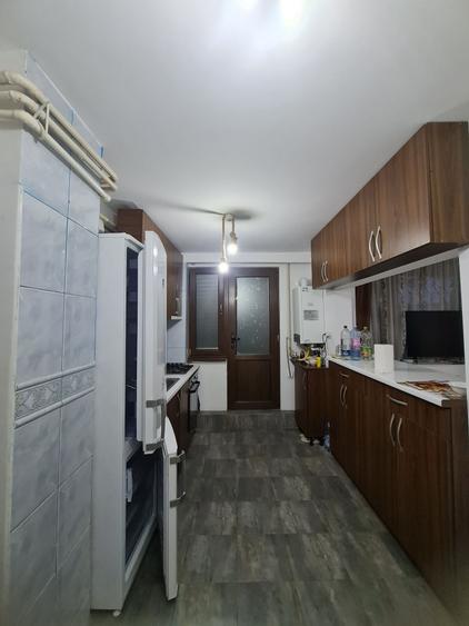 Apartament cu 3 camere semidecomandat în Țiglina 1