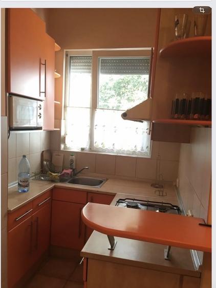 Inchiriez un apartament central. cu 2 , camere , living, curte - 8