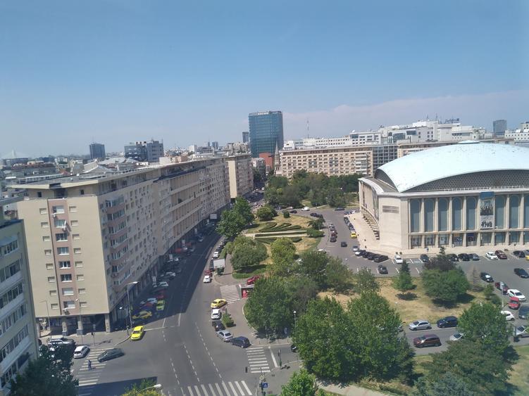 Apartament cu 3 camere semidecomandat în Sala Palatului