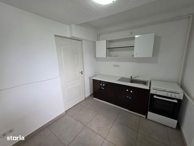 Apartament cu 3 camere semidecomandat în Independenței