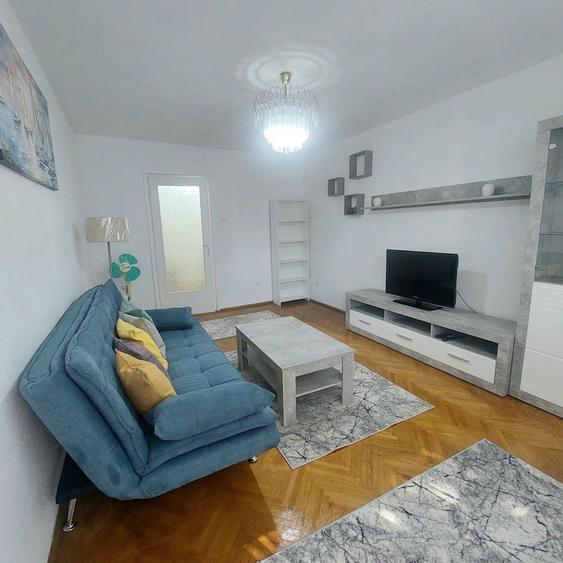 Apartament cu 3 camere decomandat în Florești