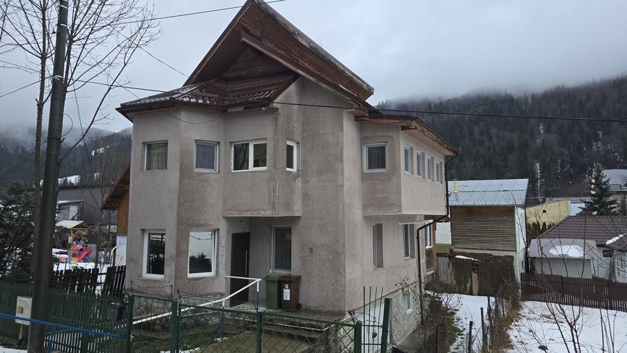 Casă cu 4 camere în Central