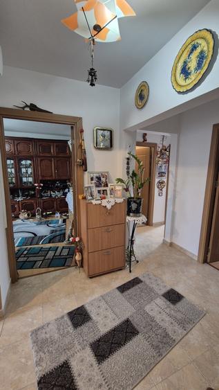 Apartament cu 4 camere decomandat în CET