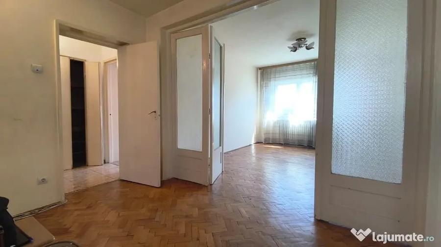 Apartament cu 4 camere semidecomandat în Piața Centrală
