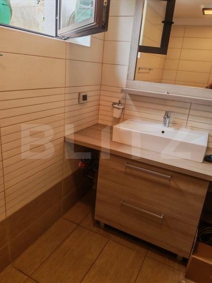 Casă individuală cu 8 camere cu Canalizare în Noua