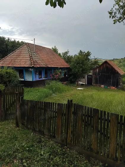 Casă cu 2 camere cu Teren 3300 Mp în Răzoare