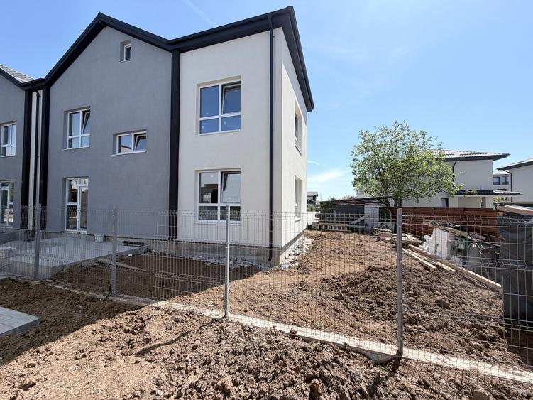 Duplex cu 5 camere cu Canalizare în Sud
