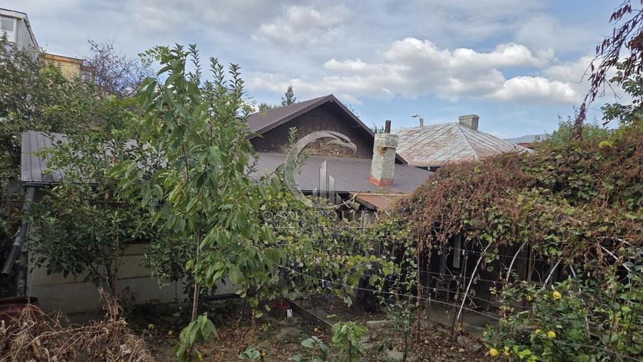 Casă individuală cu 3 camere cu Canalizare în Broșteni