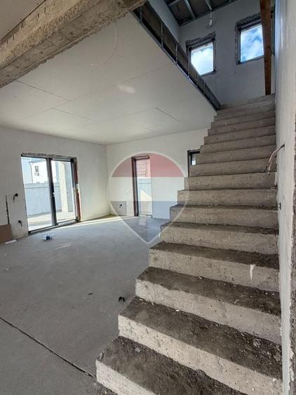 Casă individuală cu 5 camere cu Teren 500 Mp în Central