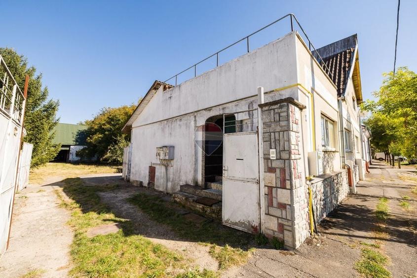 Casă individuală cu 6 camere cu Teren 3115 Mp în Sânpetru