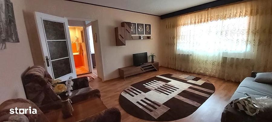 Apartament cu 3 camere semidecomandat în Micro 4