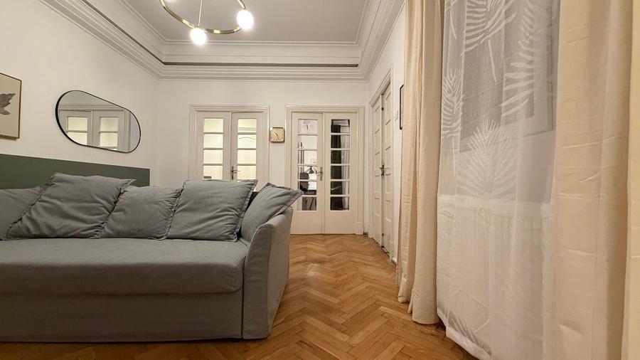 Apartament cu 5 camere decomandat în P-ța Victoriei