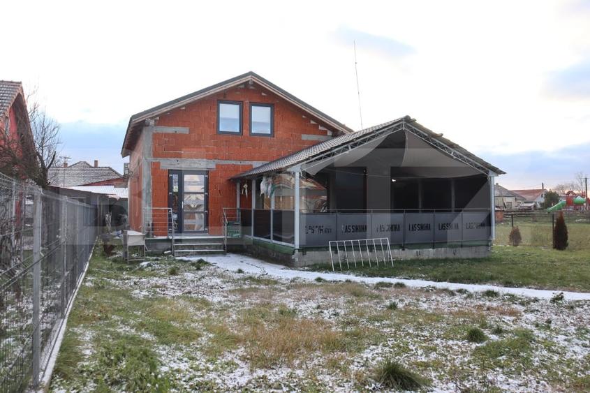 Casă individuală cu 4 camere cu Canalizare în Lazuri