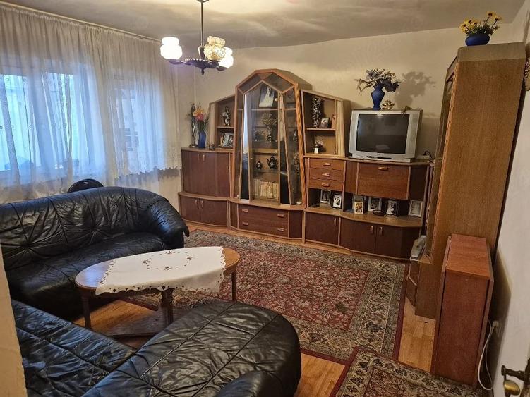 Vand apartament 4 camere decomandat et.1 micro V - 10