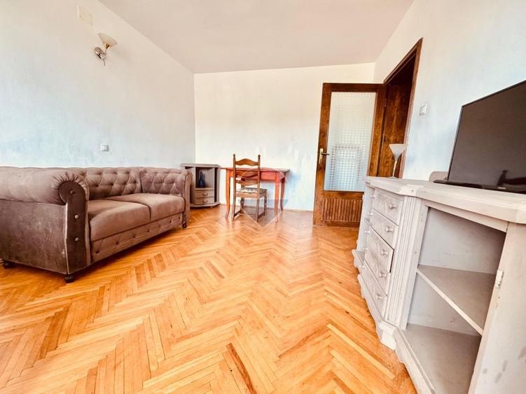 Penthouse cu 13 camere decomandat în Central