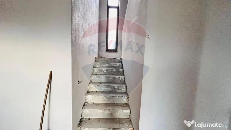 Casă cu 4 camere cu Teren 300 Mp în Hidiș