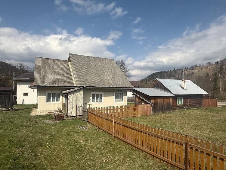 Casă cu Teren 1300 Mp în Ceahlău