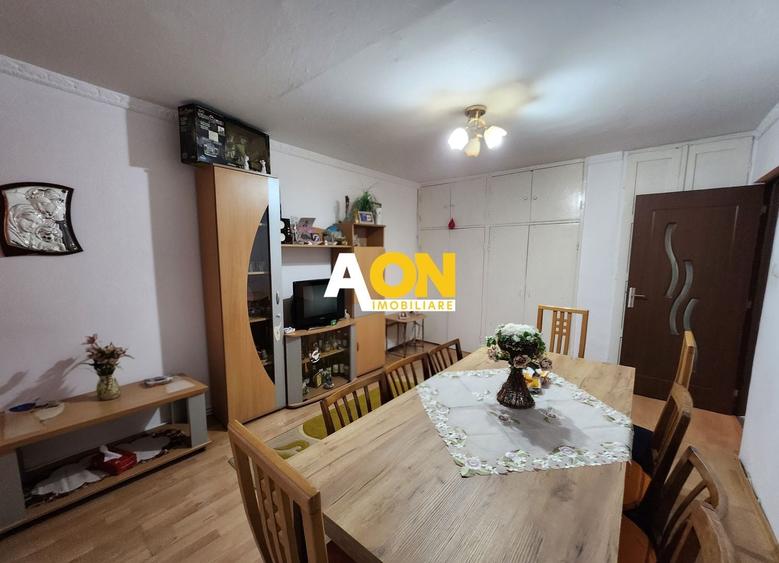 Apartament cu 4 camere decomandat în Cetate