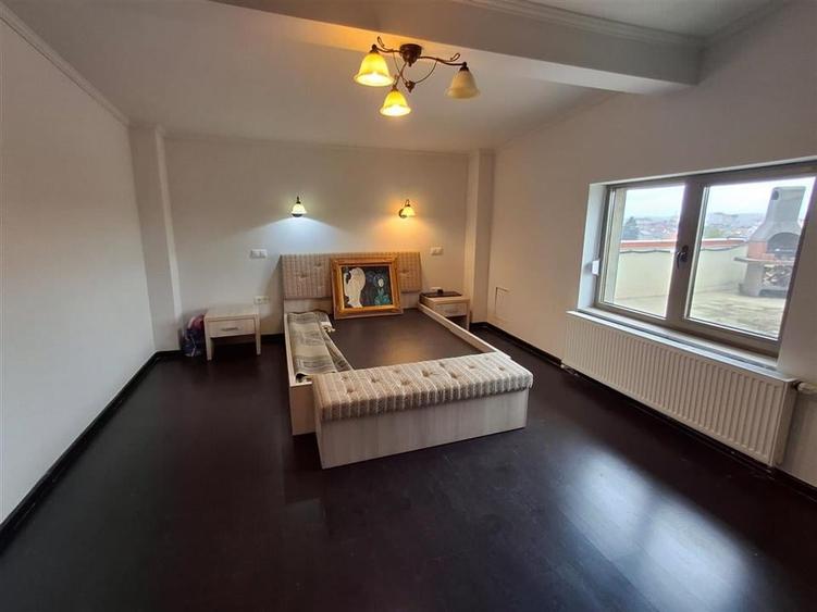 Apartament cu 4 camere semidecomandat în Central