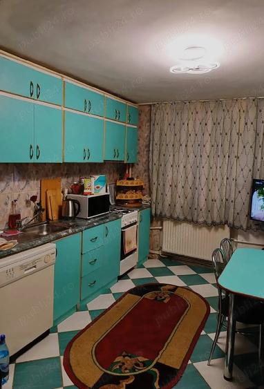 Apartament cu 3 camere semidecomandat în Central