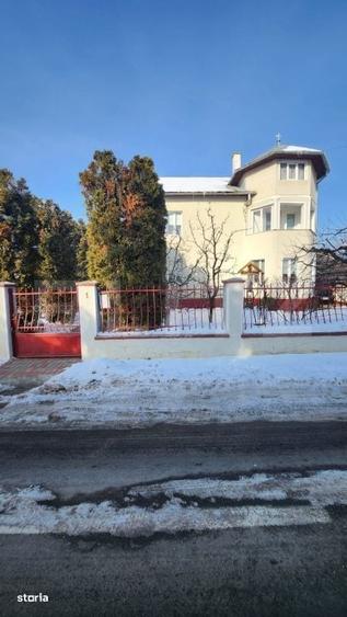 Casă cu 4 camere cu Teren 1000 Mp în Central