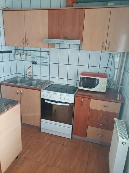 Apartament cu 3 camere decomandat, mobilat în Nicolina