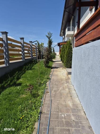 Casă cu 5 camere cu Teren 1000 Mp în 1 Decembrie