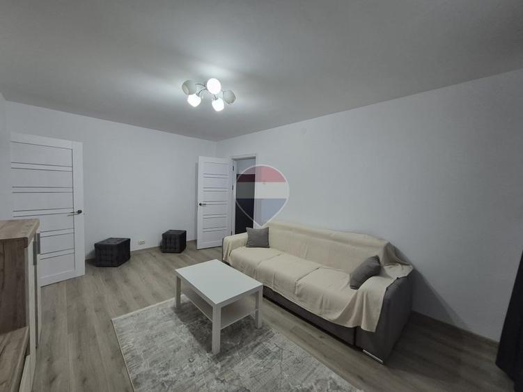 Apartament cu 3 camere semidecomandat, mobilat în Sălaj