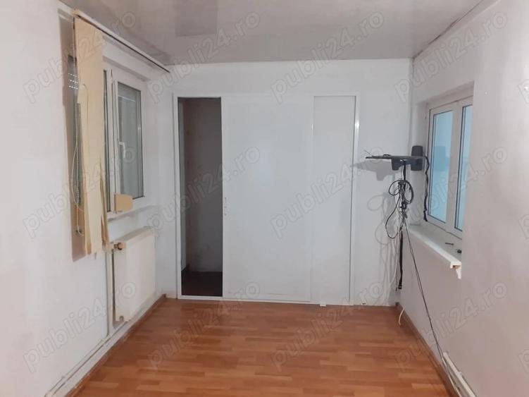 Apartament cu 2 camere decomandat în Calarași 4