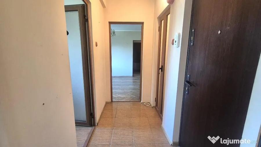 Apartament cu 3 camere semidecomandat în Țiglina 1